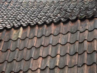featured image - How to Choose the Right Roofing Material for Your Climate
